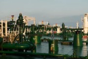 免费算卦国际油价周二收高 地缘政治担忧与美元走弱双重支撑
