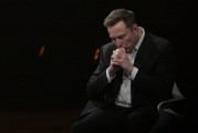 免费算卦特斯拉股价收涨超3%：特朗普无意沟通，马斯克父亲劝儿子低头
