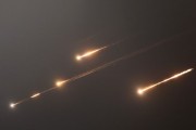 免费算卦伊朗以导弹齐射回应以色列的大规模袭击